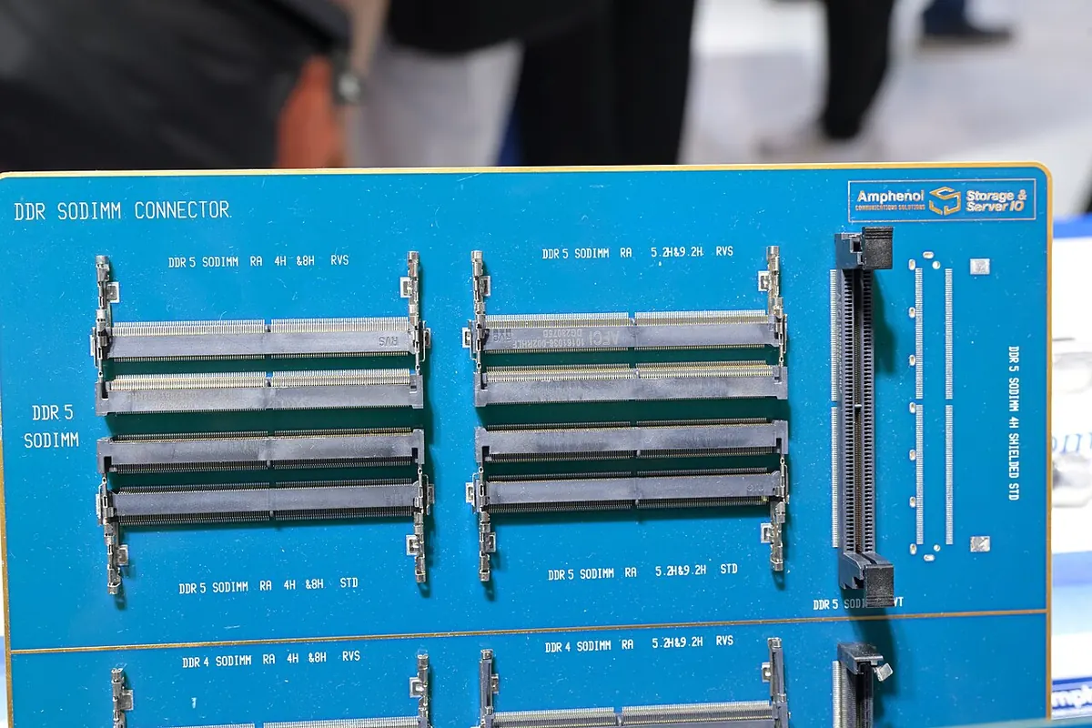 Estande com módulos de memória na COMPUTEX 2025