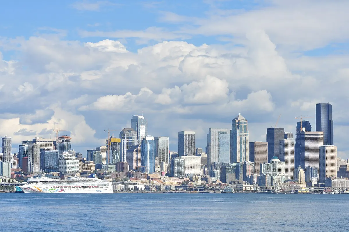 Centro de Seattle visto da baía de Elliott