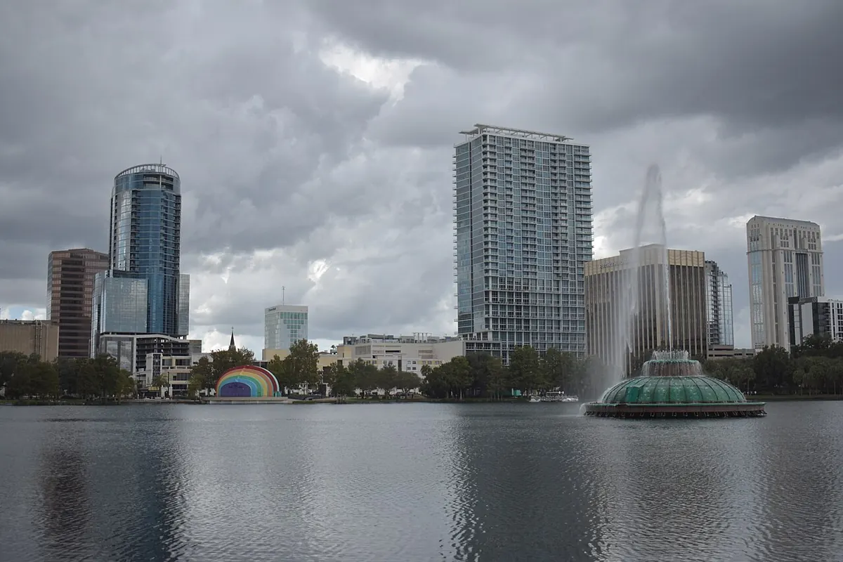 Lake Eola e o horizonte de Orlando