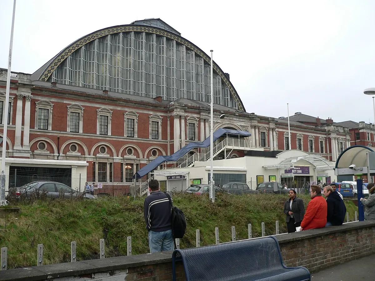 O Olympia London visto da estação de Kensington Olympia