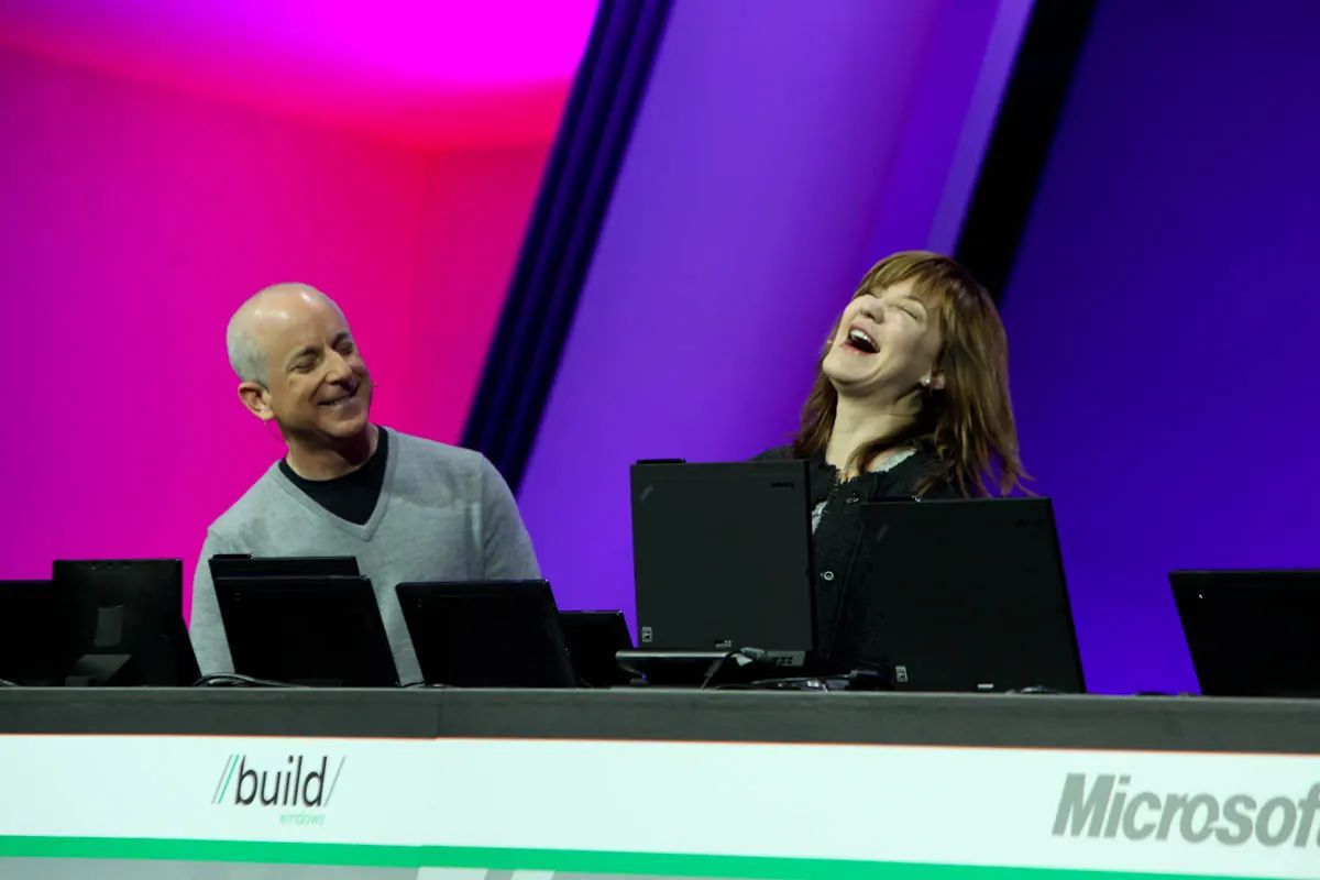 Steven Sinofsky e Julie Larson-Green no palco do Build de 2011