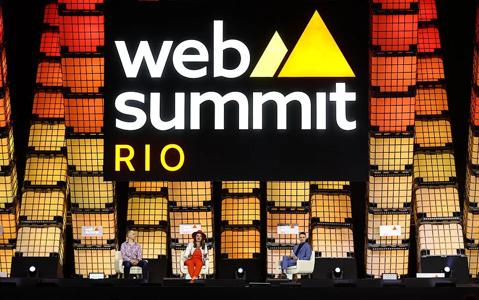 Palco central do Web Summit Rio em 2023