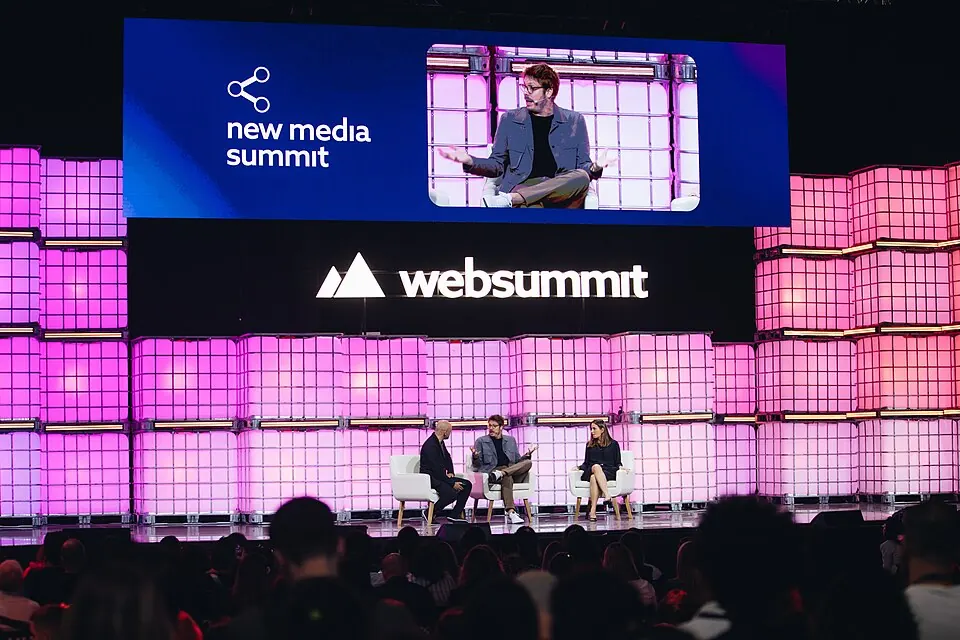 Palco do New Media Summit na edição de 2025