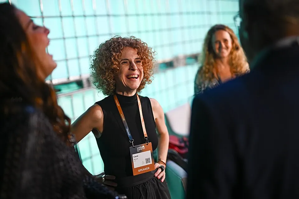 Conversa entre participantes do Web Summit Rio em 2025