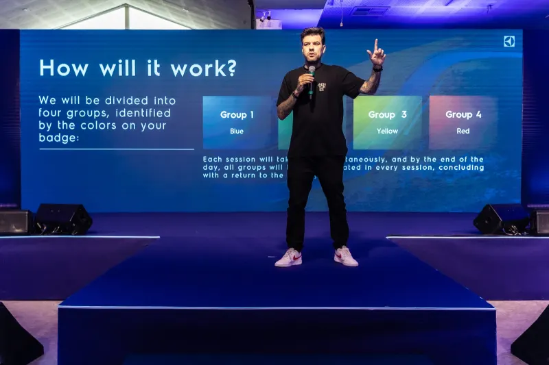 Gui Zanoni no palco do Kick-off Electrolux 2025
