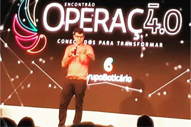 Gui Zanoni no palco do Encontrão Operação 4.0 do Grupo Boticário