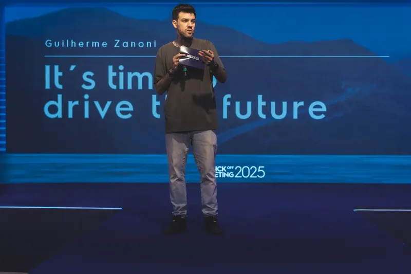 Gui Zanoni no Kick-off Electrolux 2025, com o telão It's time to drive the future