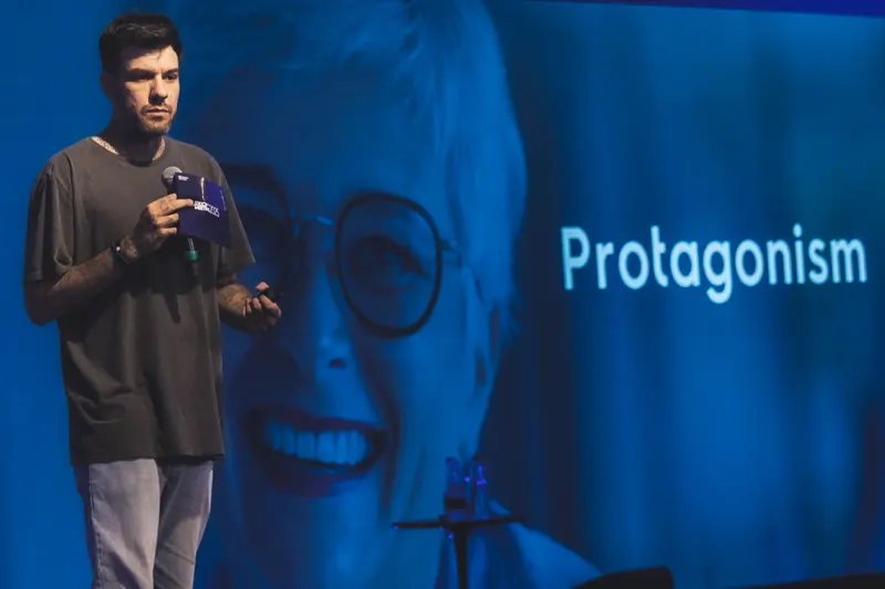 Gui Zanoni no Kick-off Electrolux 2025, com o telão Protagonism