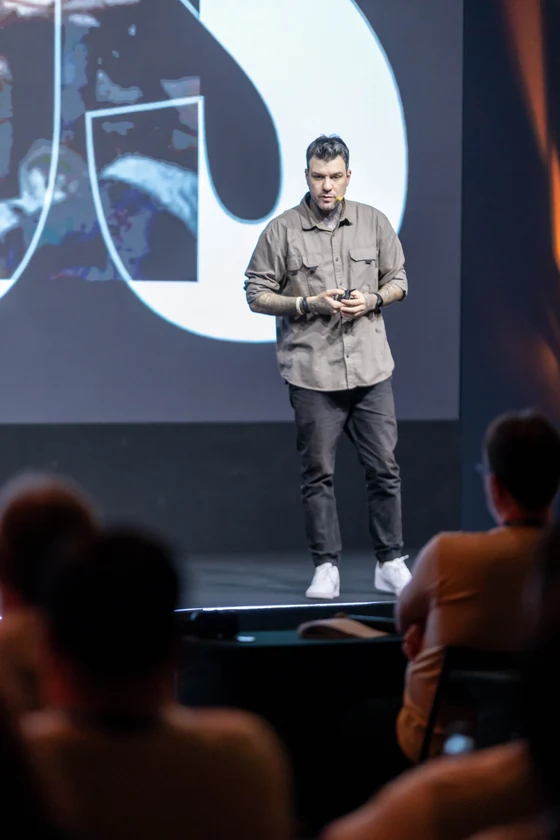 Gui Zanoni no palco apresentando palestra sobre futuro